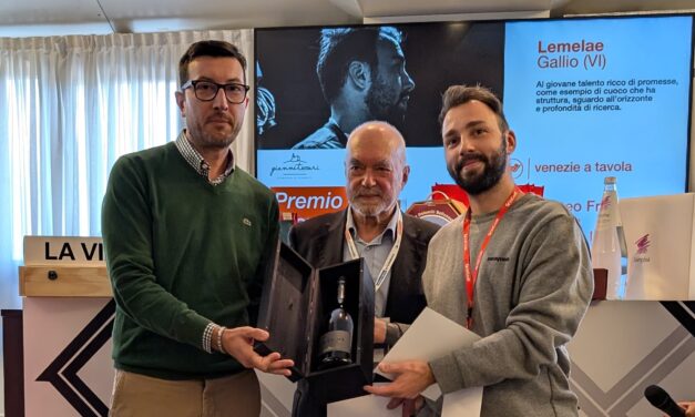 GIANNITESSARI PREMIA ANDREW LUNARDI COME ​GIOVANE DELL’ANNO PER LA GUIDA VENEZIE A TAVOLA 2025